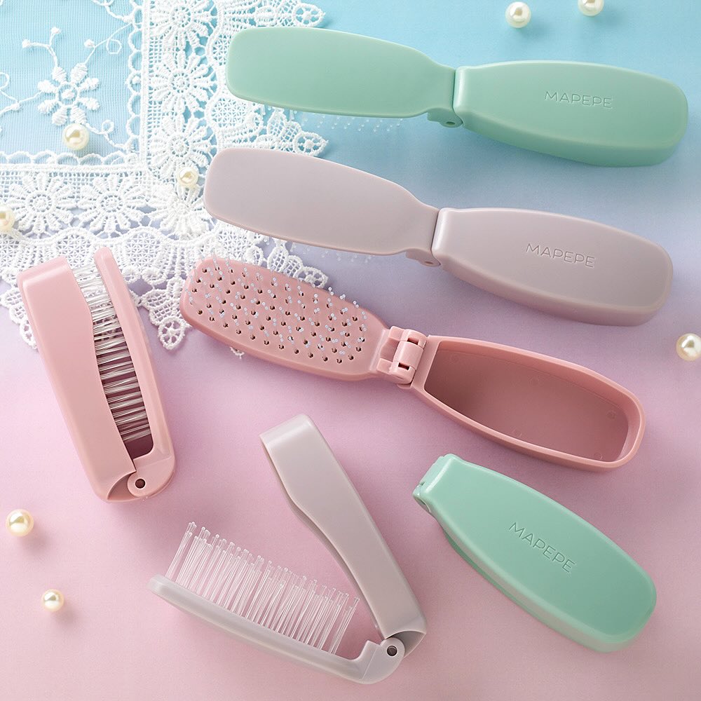 Debut x A foldable hairbrush that is convenient to carry around every day