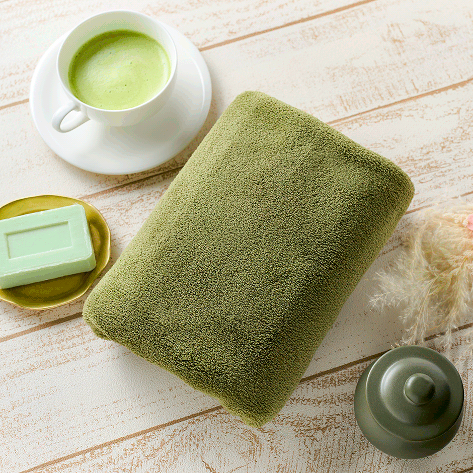 Limited quantity release x MAPEPE, A limited quantity of "Green Tea Latte", a deep matcha color with autumnal hues, will be released from Speed Dry Hair Towel.